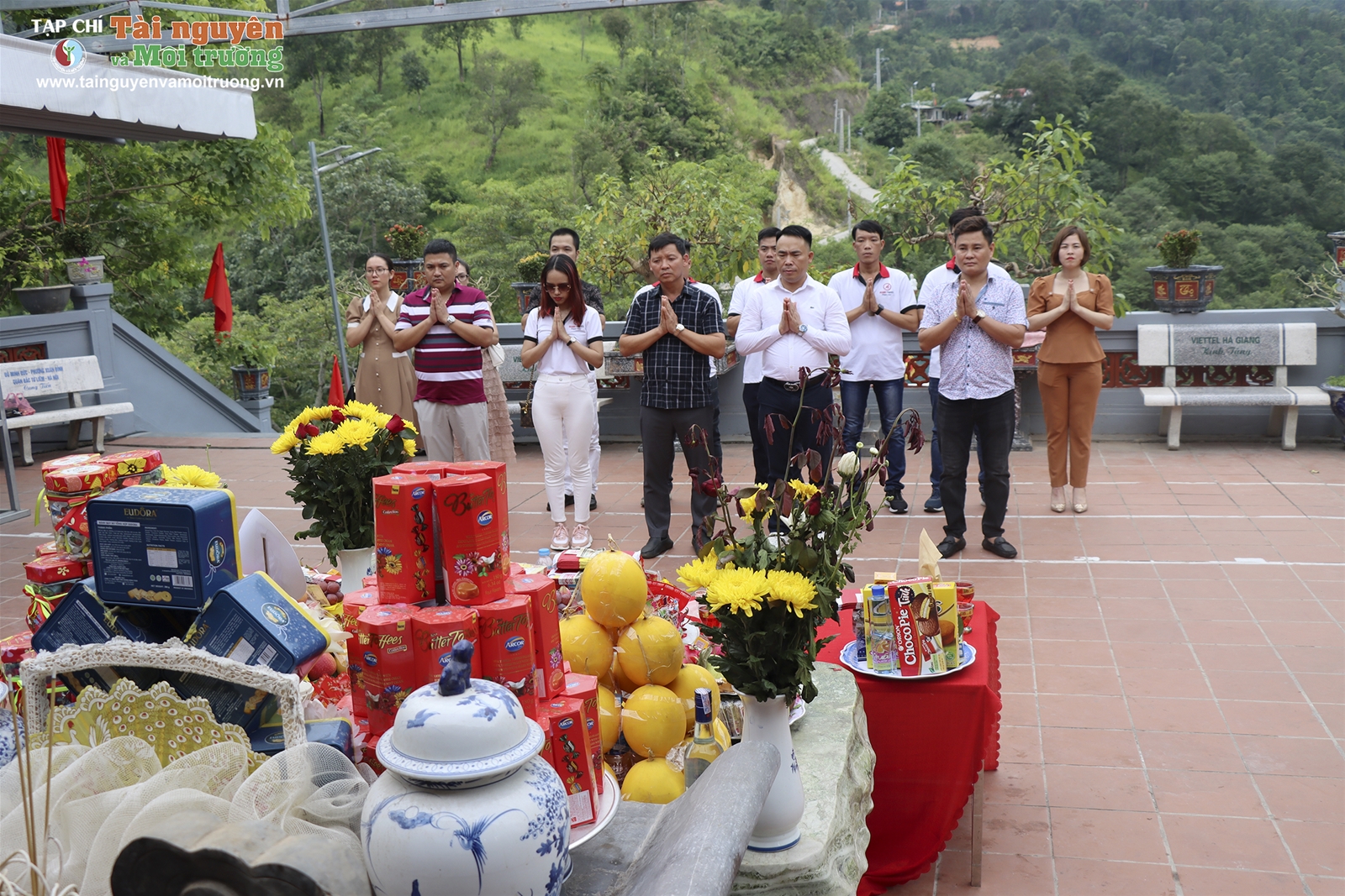 Chùm ảnh Tạp chí Tài nguyên và Môi trường thắp hương tri ân tại Nghĩa trang liệt sĩ Vị Xuyên, Hà Giang