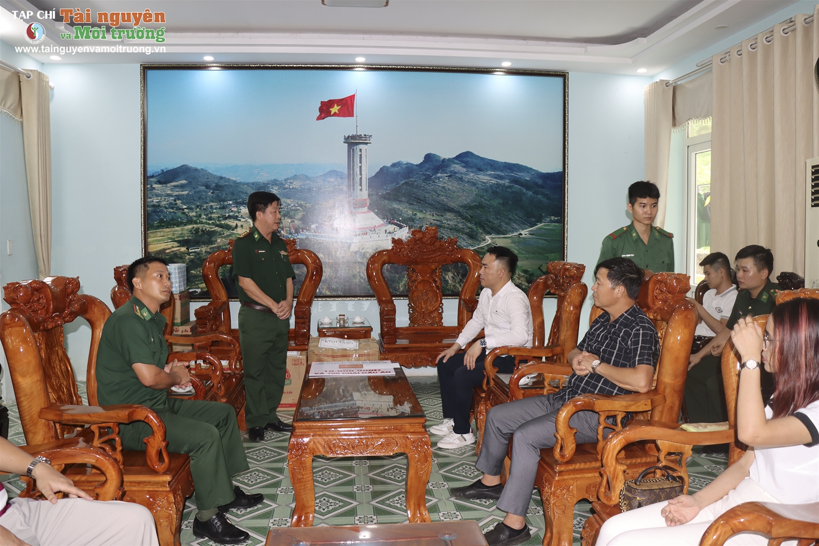 Tạp chí TN&MT dâng hương và trao tặng quà các gia đình có công với cách mạng, nạn nhân chất độc da cam tại Hà Giang