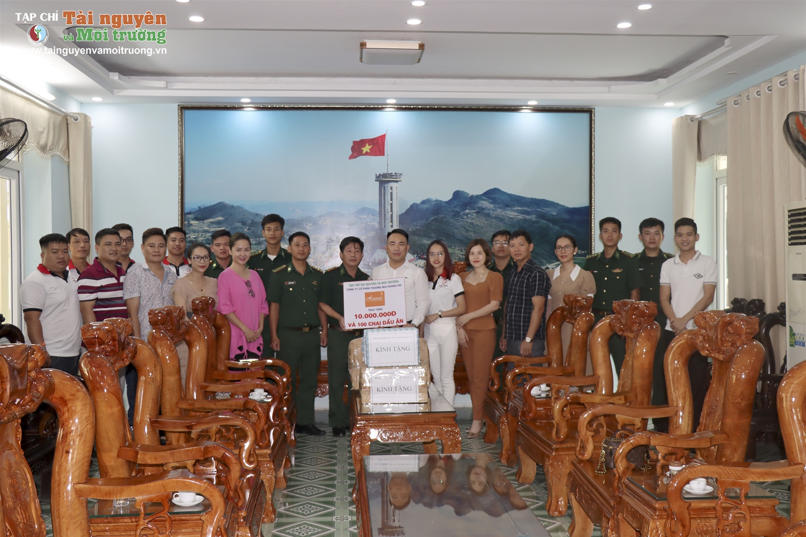 Tạp chí TN&MT dâng hương và trao tặng quà các gia đình có công với cách mạng, nạn nhân chất độc da cam tại Hà Giang