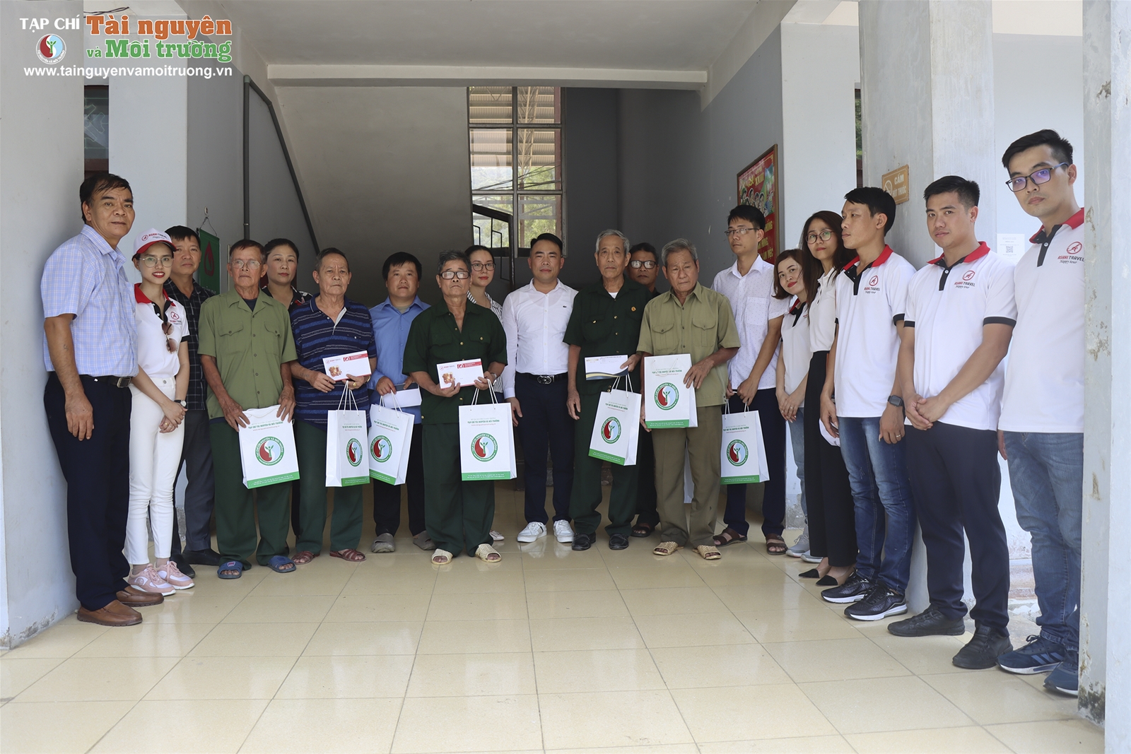 Chùm ảnh Tạp chí Tài nguyên và Môi trường thắp hương tri ân tại Nghĩa trang liệt sĩ Vị Xuyên, Hà Giang