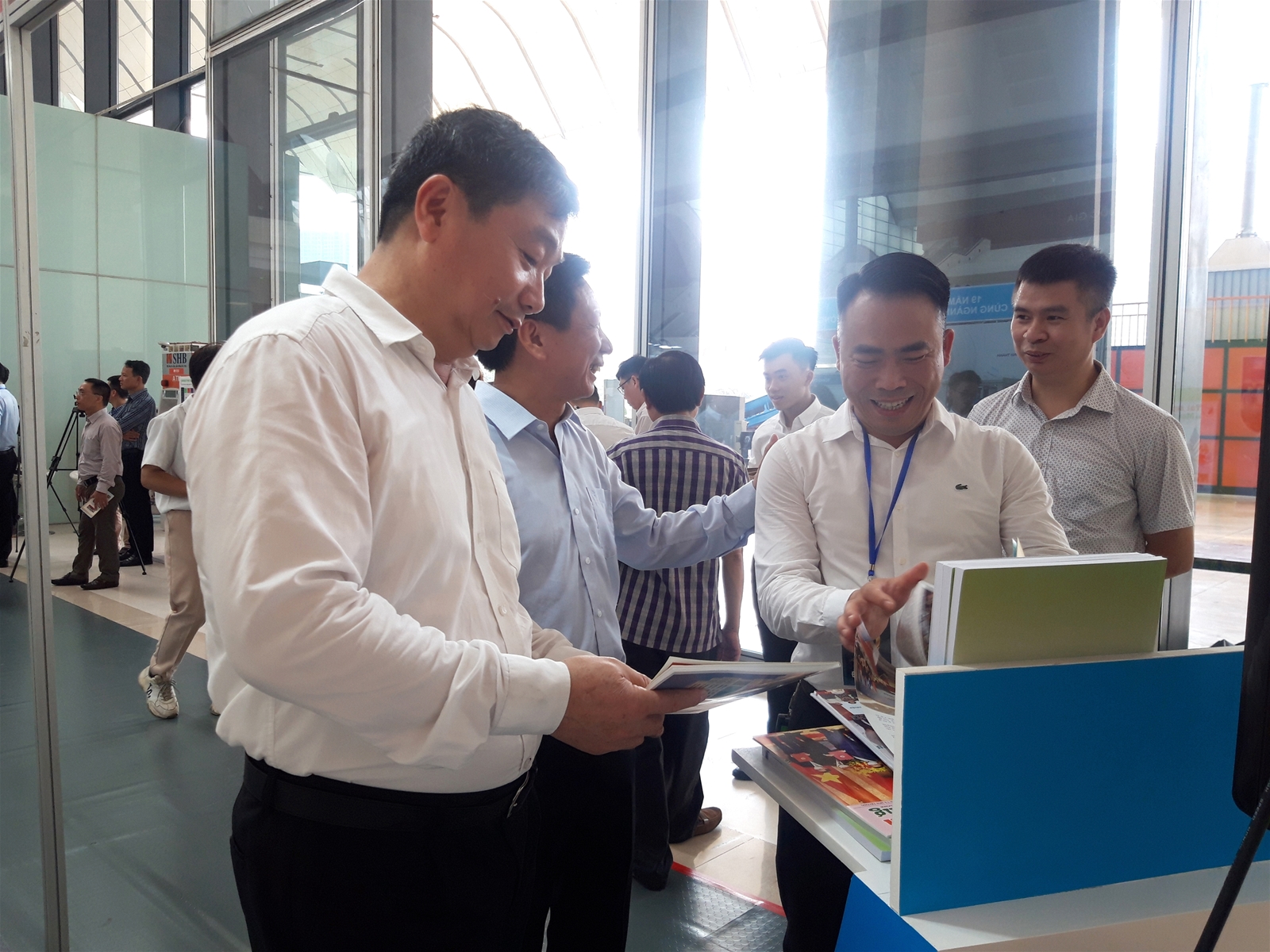 Hình ảnh lãnh đạo Bộ, đại biểu thăm quan gian Triển lãm của Tạp chí Tài nguyên và Môi trường
