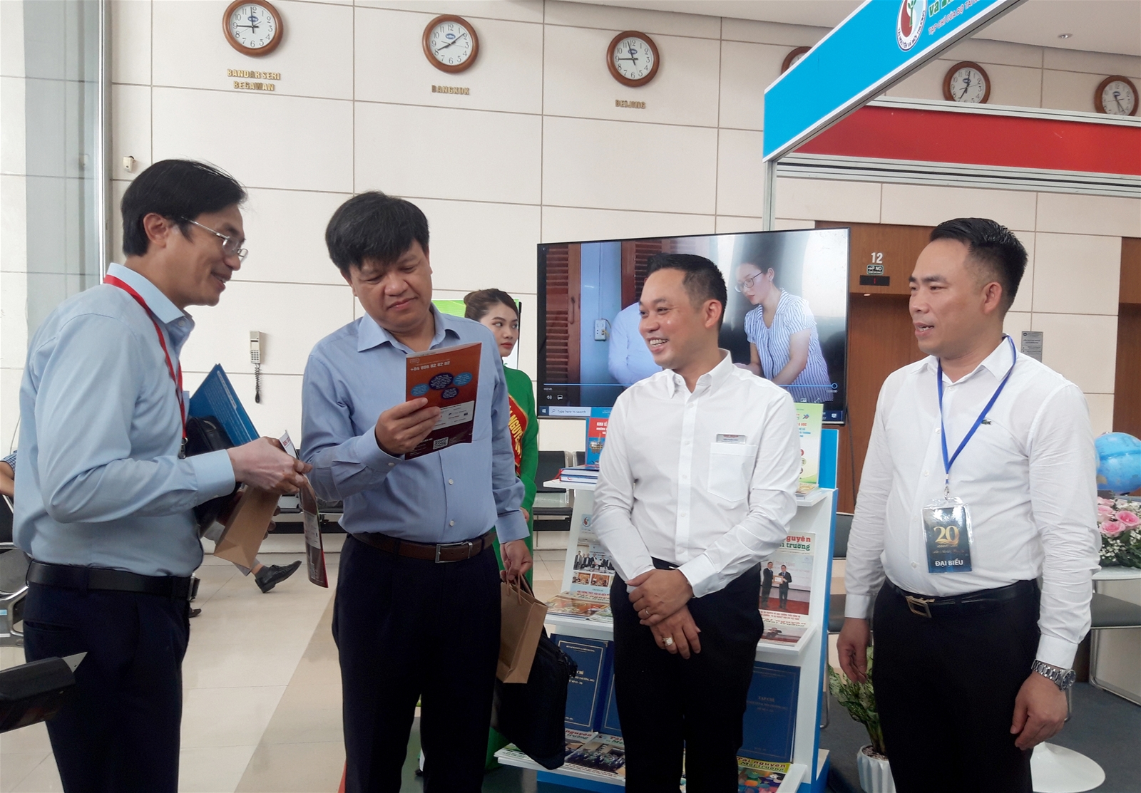 Hình ảnh lãnh đạo Bộ, đại biểu thăm quan gian Triển lãm của Tạp chí Tài nguyên và Môi trường