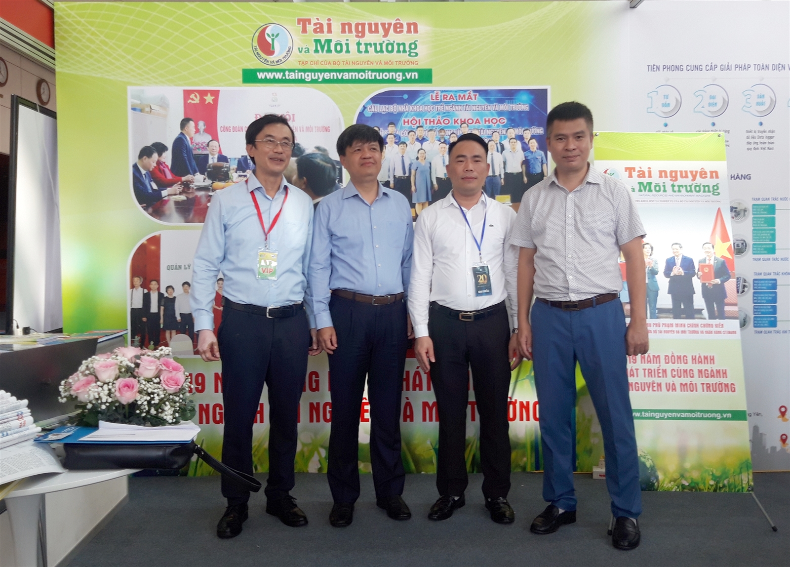 Hình ảnh lãnh đạo Bộ, đại biểu thăm quan gian Triển lãm của Tạp chí Tài nguyên và Môi trường