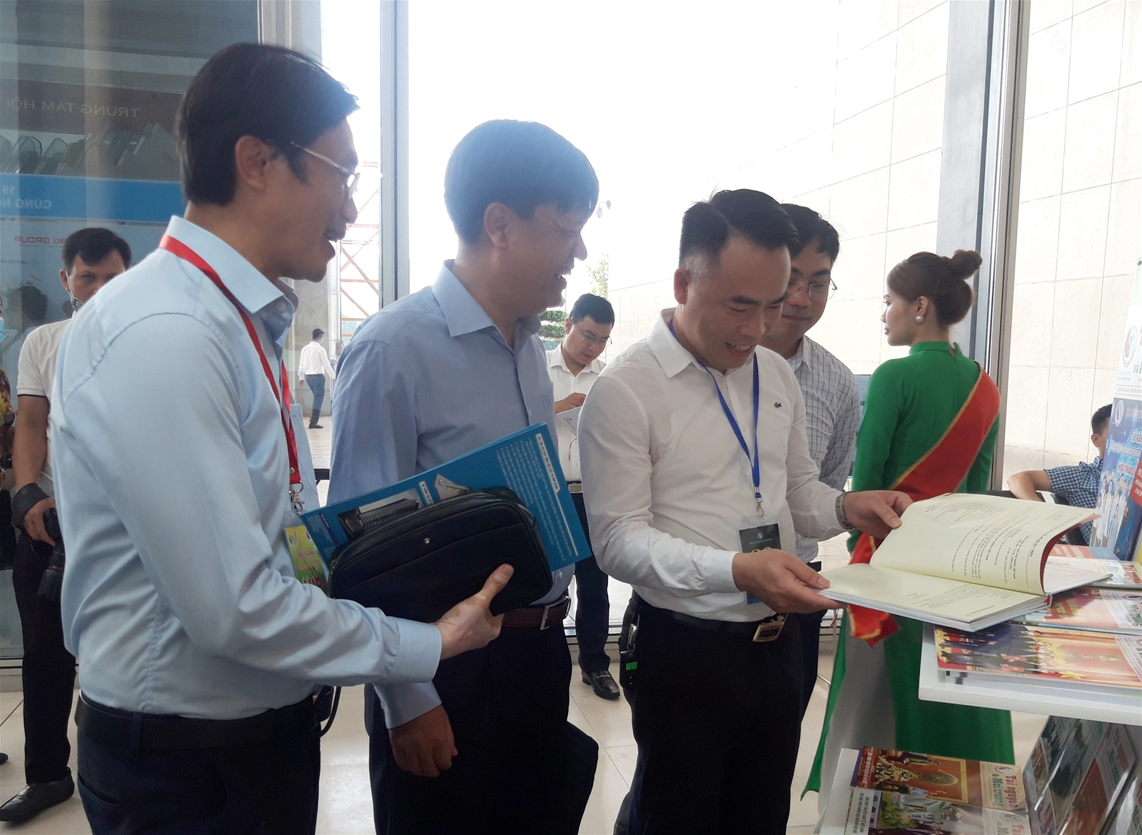 Hình ảnh lãnh đạo Bộ, đại biểu thăm quan gian Triển lãm của Tạp chí Tài nguyên và Môi trường