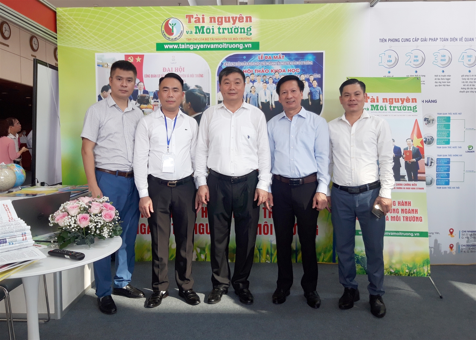 Hình ảnh lãnh đạo Bộ, đại biểu thăm quan gian Triển lãm của Tạp chí Tài nguyên và Môi trường