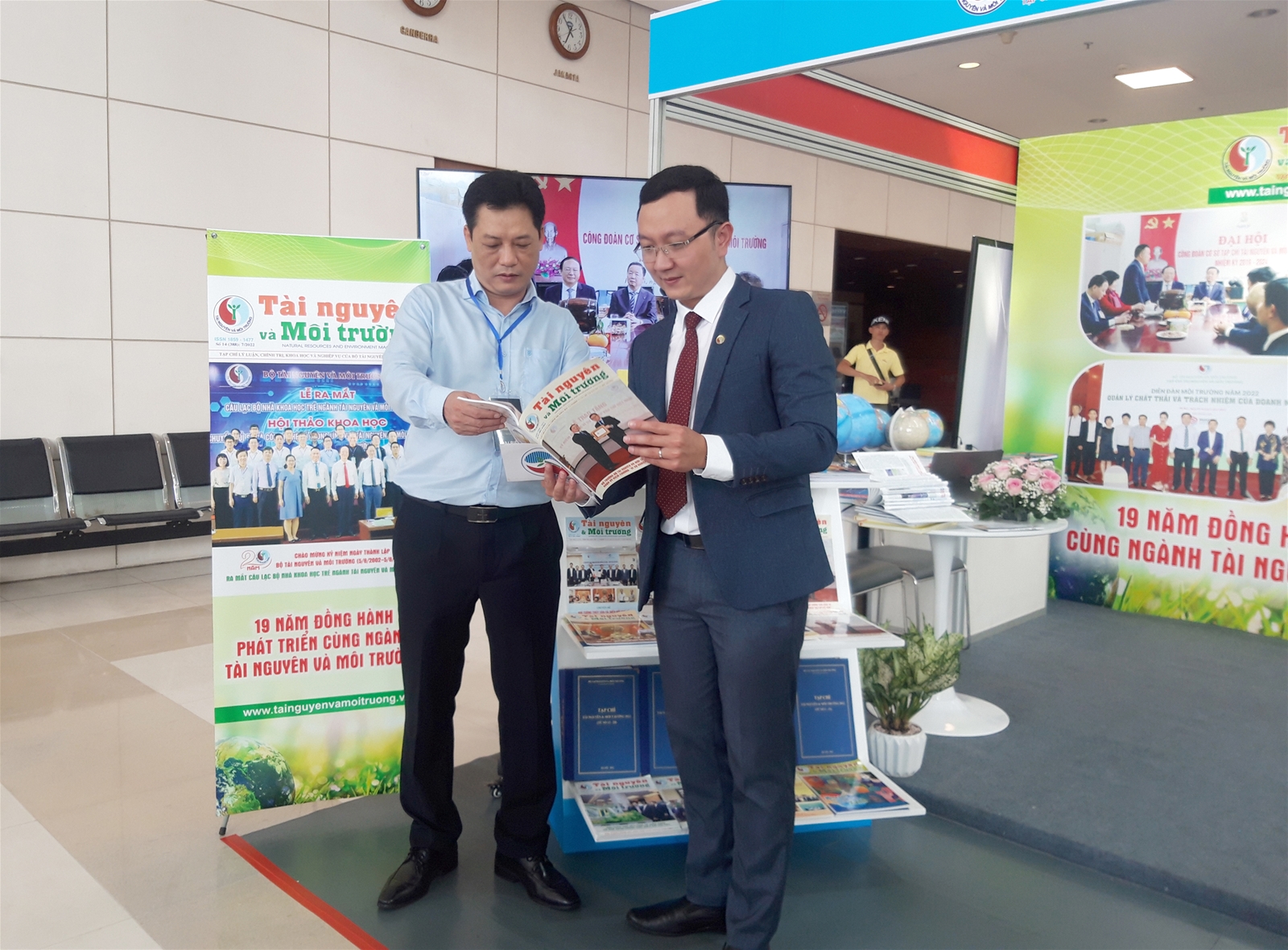 Hình ảnh lãnh đạo Bộ, đại biểu thăm quan gian Triển lãm của Tạp chí Tài nguyên và Môi trường