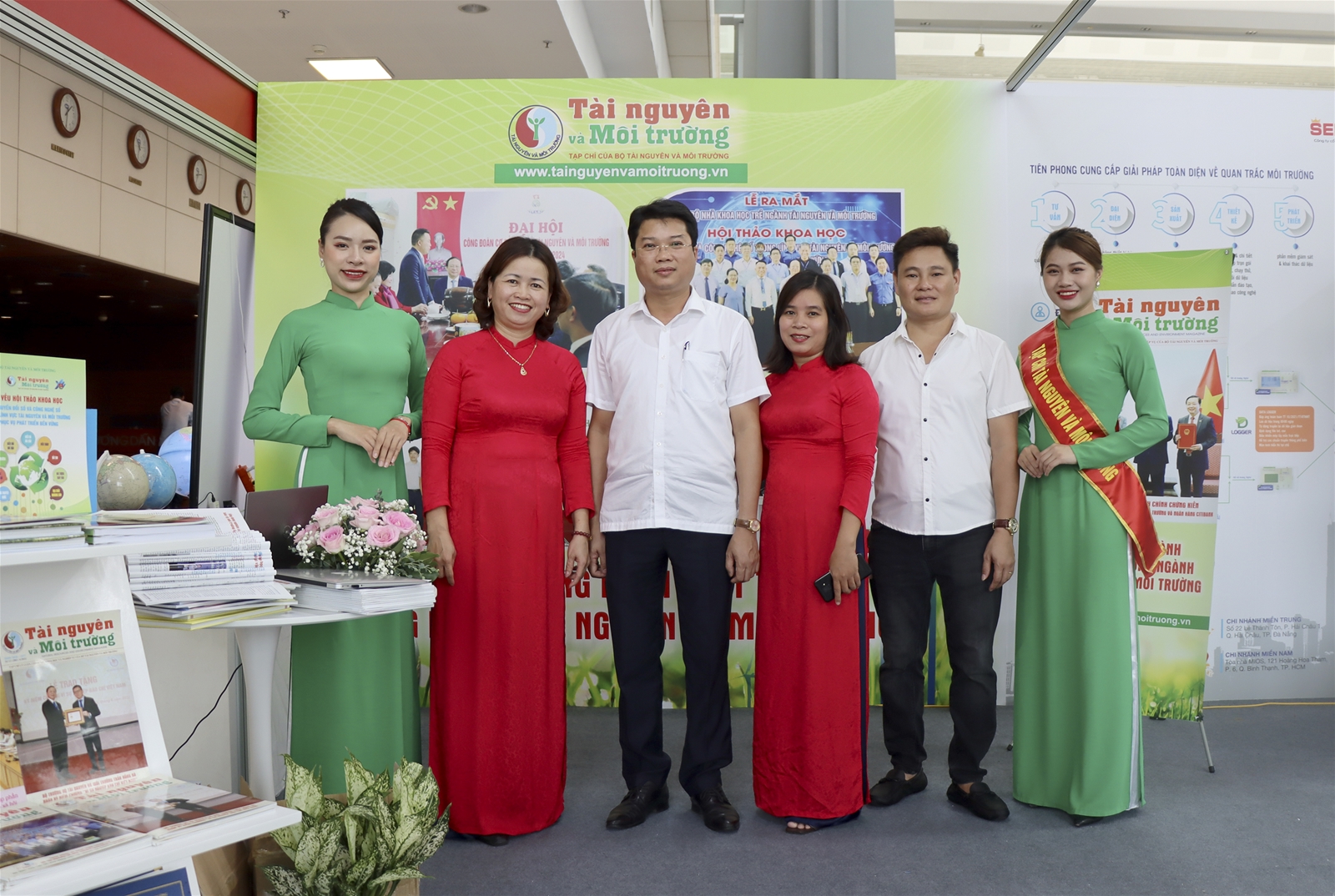 Bộ trưởng Trần Hồng Hà thăm gian trưng bày Tạp chí Tài nguyên và Môi trường