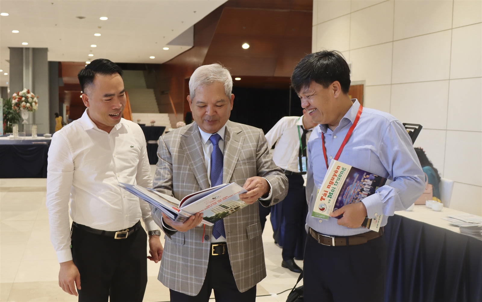Bộ trưởng Trần Hồng Hà thăm gian trưng bày Tạp chí Tài nguyên và Môi trường
