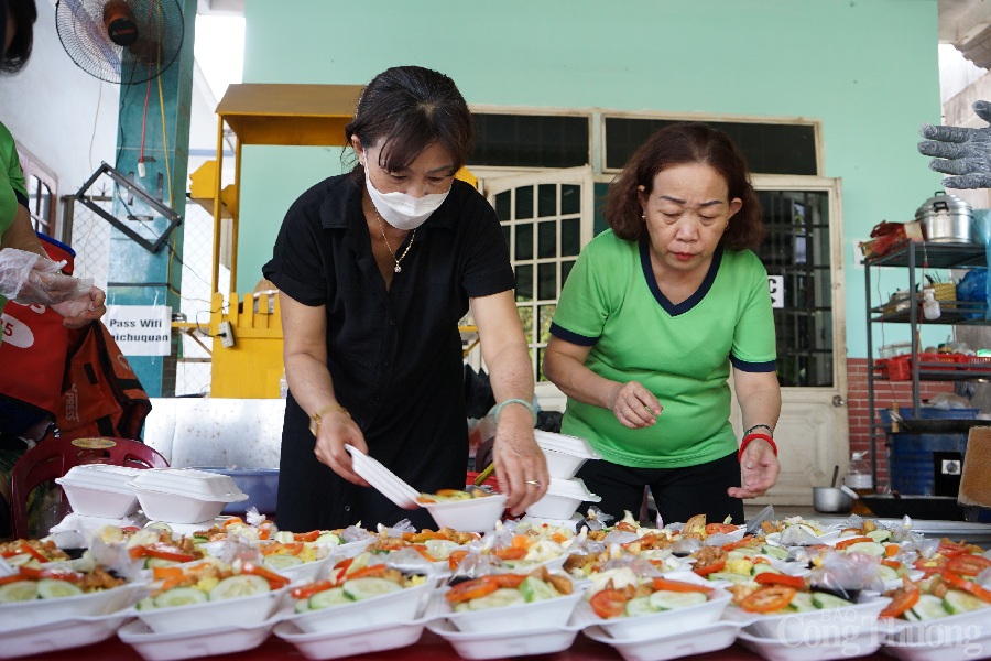 Đà Nẵng: Ấm lòng “bữa cơm 0 đồng” từ hoạt động thu gom rác tại nguồn