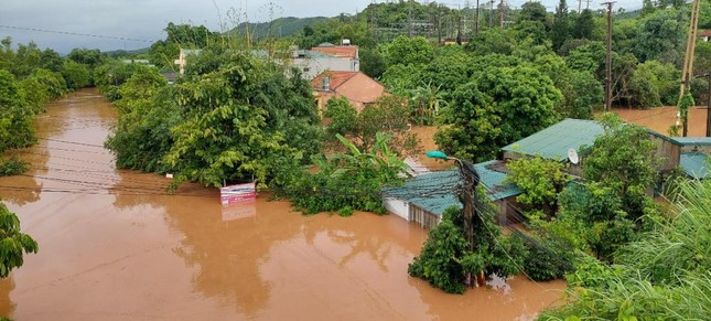 Mưa lũ khiến nhiều địa phương ở Quảng Ninh bị chia cắt, chìm trong biển nước
