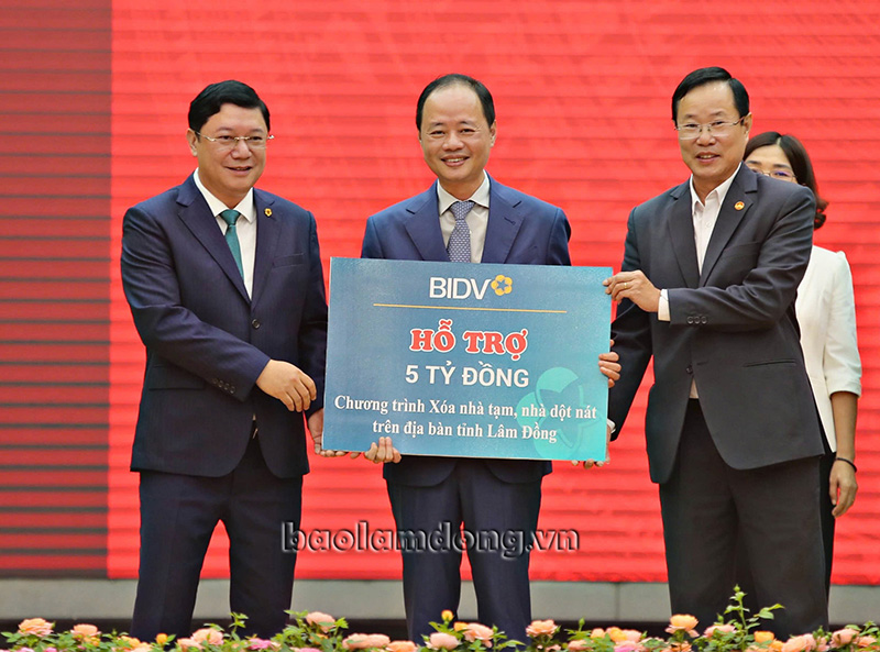 Thủ tướng Phạm Minh Chính dự Lễ tiếp nhận ủng hộ Chương trình Xoá nhà tạm tại Lâm Đồng