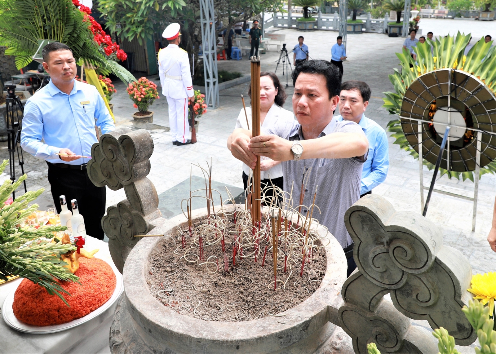 Bộ trưởng Bộ TN&MT Đặng Quốc Khánh viếng các Anh hùng liệt sỹ tại Nghĩa trang Liệt sỹ Quốc gia Vị Xuyên