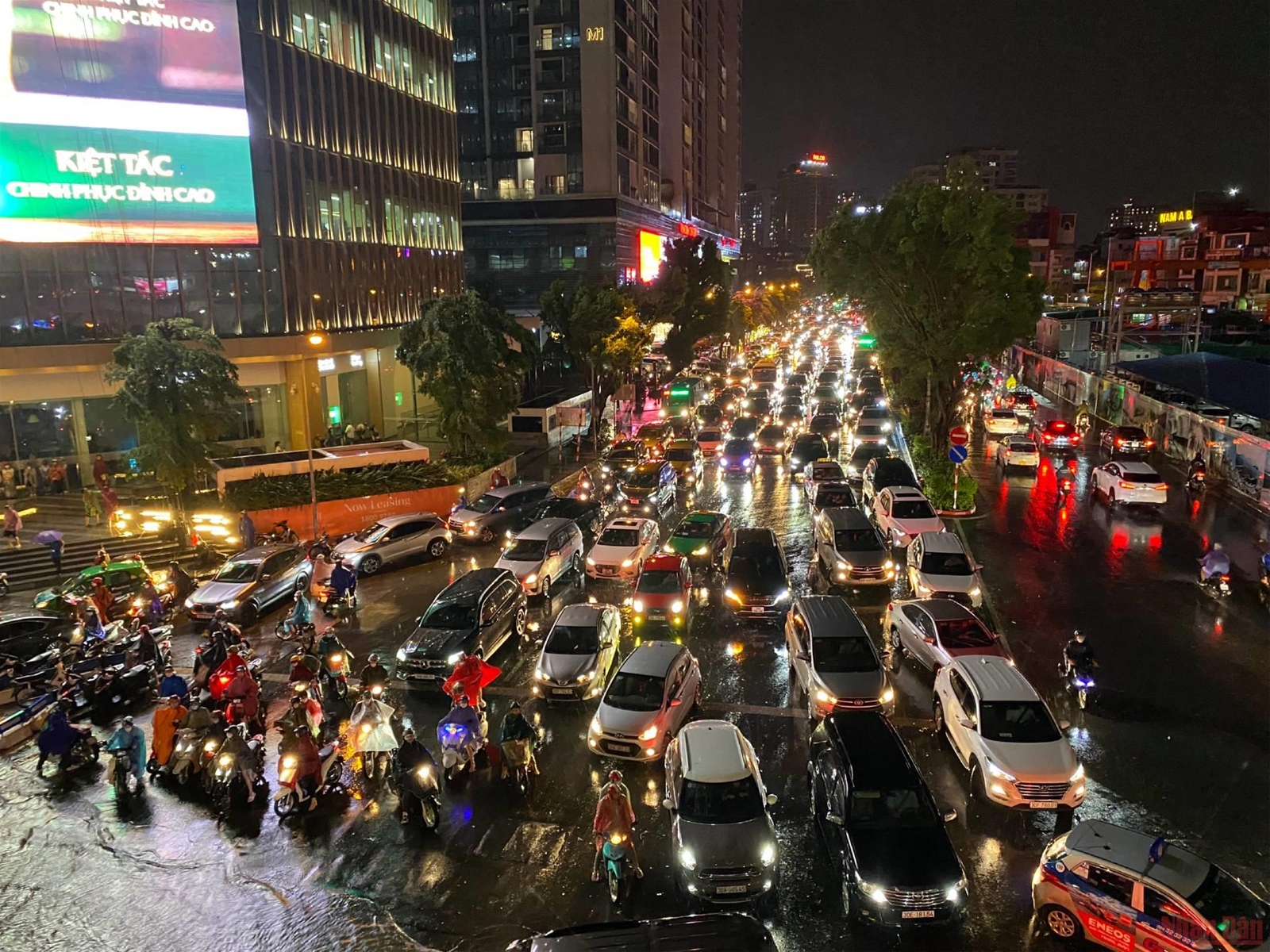 Hình ảnh nhiều tuyến phố ở Hà Nội ngập, ùn tắc do mưa lớn