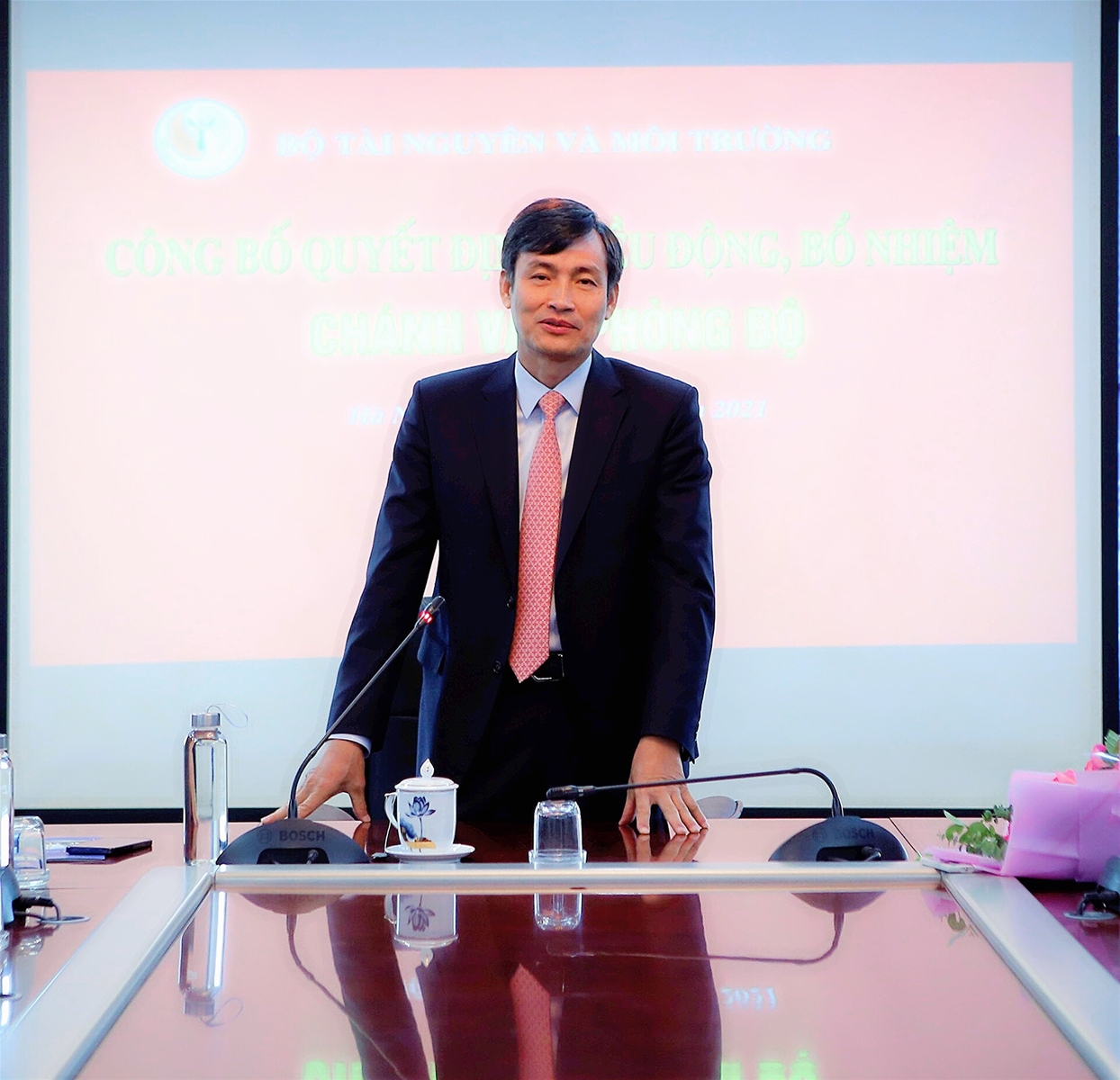 Trao Quyết định bổ nhiệm Chánh Văn phòng Bộ Tài nguyên và Môi trường