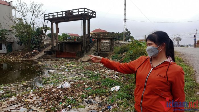 Rác ngập sông, người dân ở Ninh Bình không dám mở cửa nhà