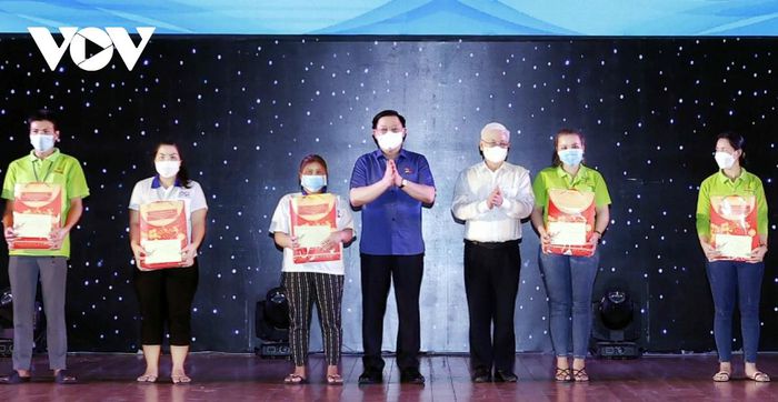 Chủ tịch Quốc hội dự Chương trình Tết sum vầy-Xuân Bình an tại tỉnh Bình Dương