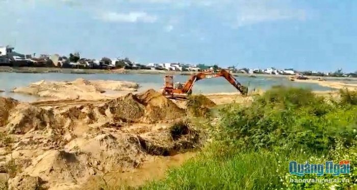 Xử lý nghiêm hai doanh nghiệp khai thác cát trái phép trên sông Vệ