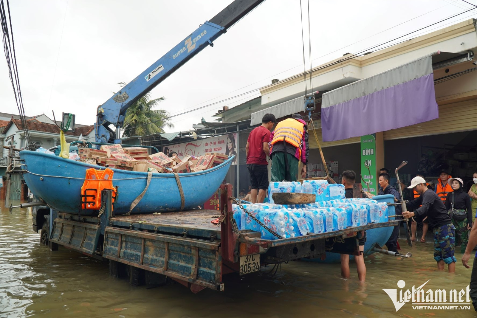 Lội nước ngập ngang thân cứu trợ giúp dân vùng rốn lũ