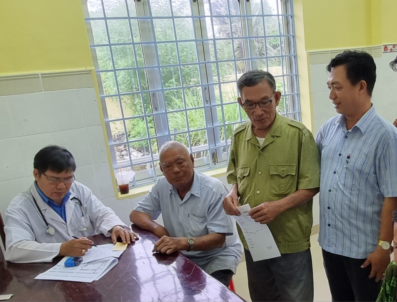 Kiên Giang: Khám sức khoẻ và trao tặng quà cho bà con xã vùng sâu vùng xa nhân Kỷ niệm ngày Thương binh Liệt sĩ