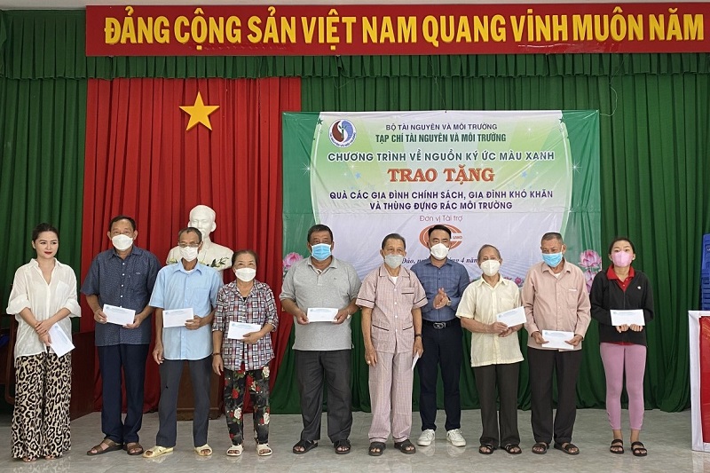 Tạp chí Tài nguyên và Môi trường trao tặng quà cho các gia đình chính sách tại Côn Đảo