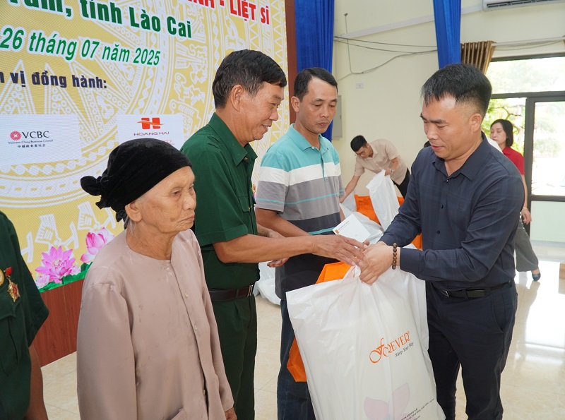 Tạp chí Nông nghiệp và Môi trường tặng quà các gia đình thương binh liệt sĩ tại Lào Cai