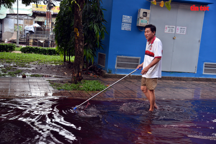 TP Hồ Chí Minh: Xuất hiện màu nước lạ bất thường sau mưa lớn