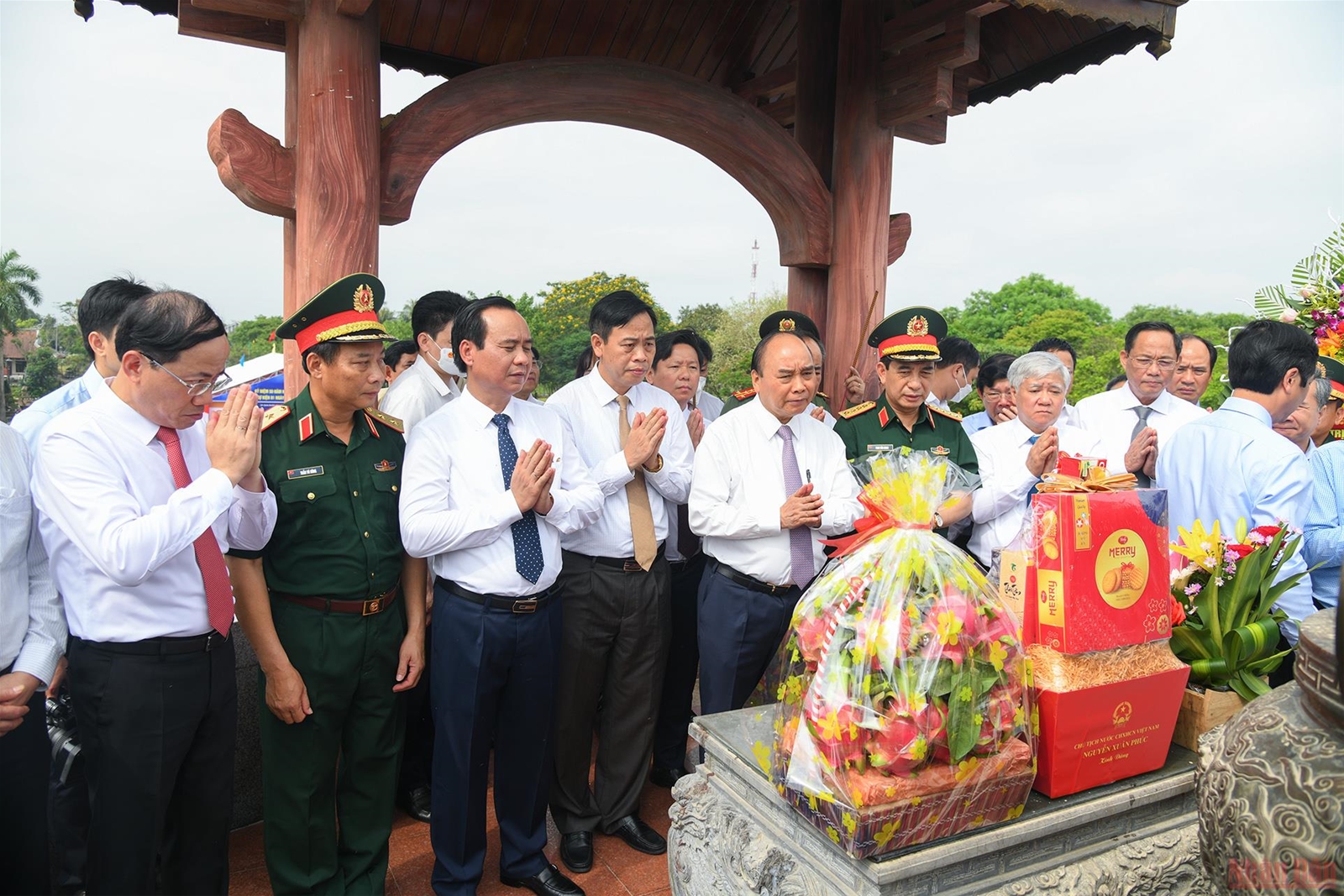 Chủ tịch nước Nguyễn Xuân Phúc dâng hương Thành cổ Quảng Trị và Khu lưu niệm Tổng Bí thư Lê Duẩn