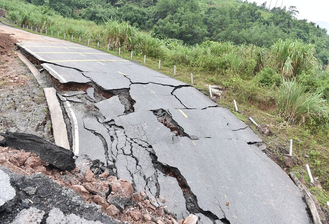 Phó Thủ tướng kiểm tra công tác khắc phục hậu quả mưa lũ tại miền Trung