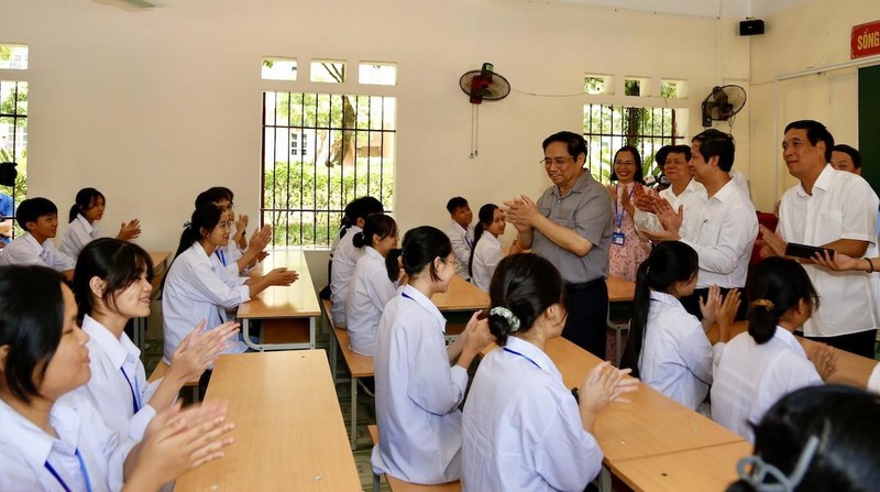 Thủ tướng Phạm Minh Chính thăm giáo viên, học sinh huyện Yên Lập