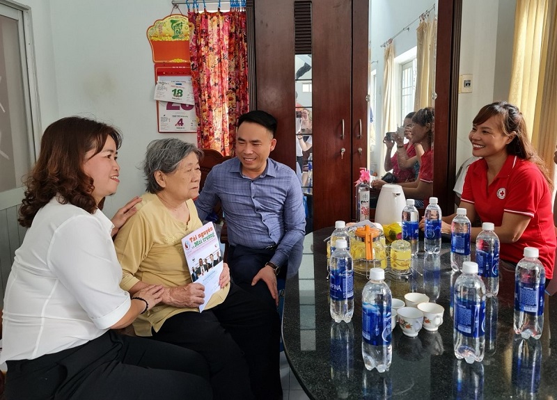 Tạp chí Tài nguyên và Môi trường trao tặng quà cho các gia đình chính sách tại Côn Đảo