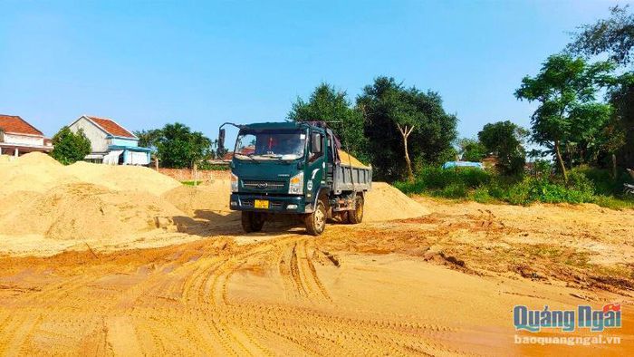 Xử lý nghiêm hai doanh nghiệp khai thác cát trái phép trên sông Vệ