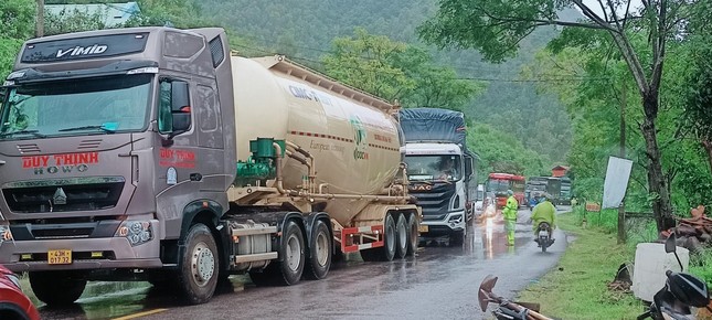 Mưa lớn gây sạt lở quốc lộ14B ở Quảng Nam