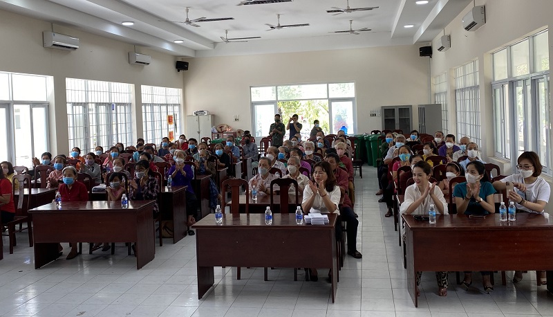 Tạp chí Tài nguyên và Môi trường trao tặng quà cho các gia đình chính sách tại Côn Đảo