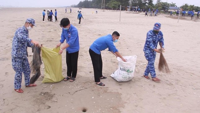 Độc đáo cá voi đựng rác thải nhựa trên bãi biển