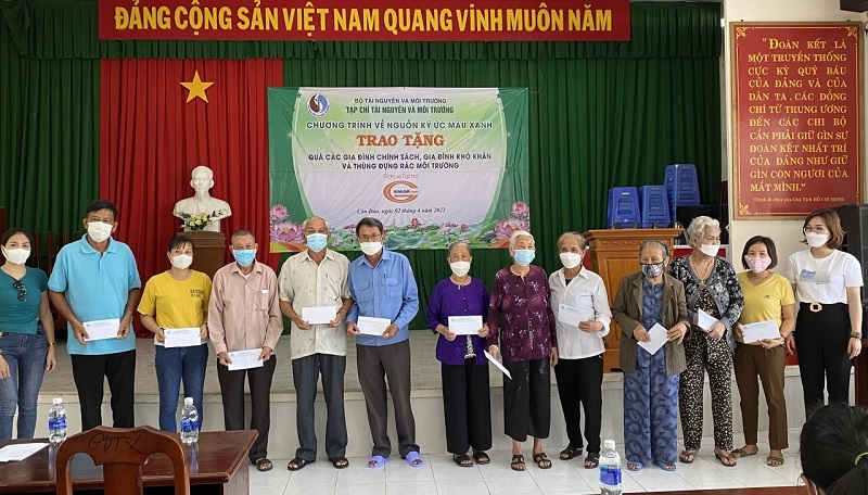 Tạp chí Tài nguyên và Môi trường trao tặng quà cho các gia đình chính sách tại Côn Đảo