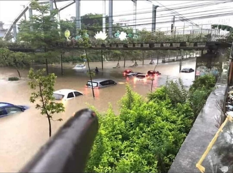 Mưa lớn gây ngập úng ở nhiều tỉnh thành phía Bắc, ô tô chìm trong biển nước