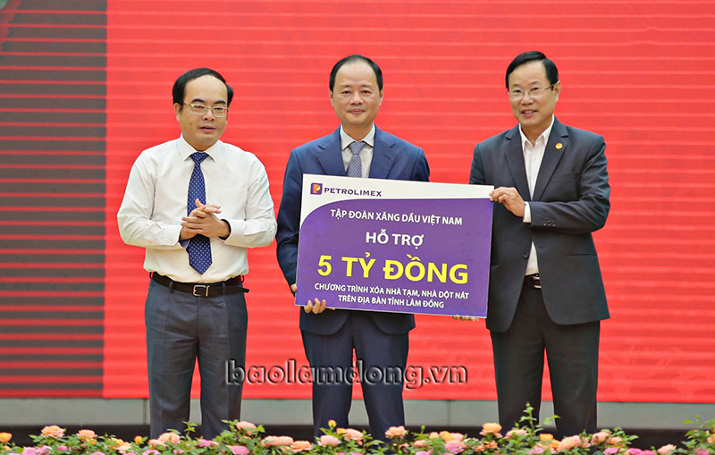 Thủ tướng Phạm Minh Chính dự Lễ tiếp nhận ủng hộ Chương trình Xoá nhà tạm tại Lâm Đồng