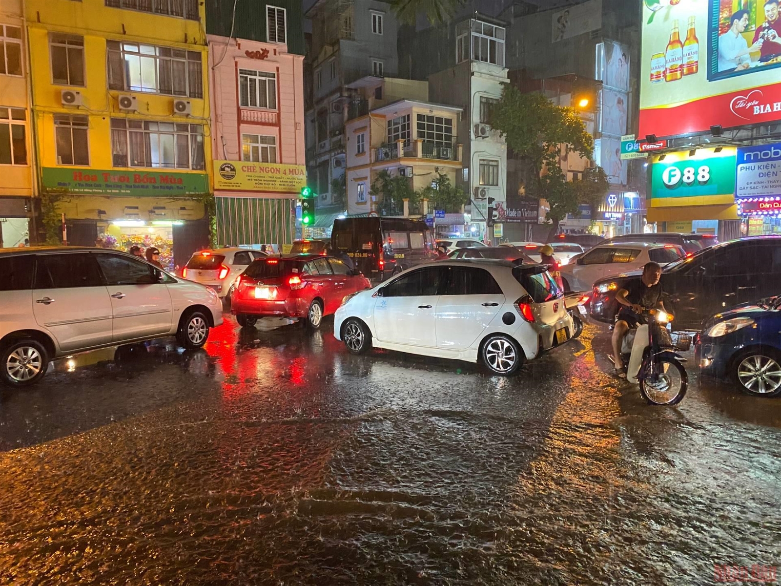 Hình ảnh nhiều tuyến phố ở Hà Nội ngập, ùn tắc do mưa lớn