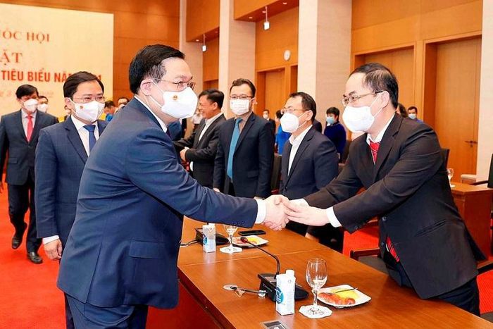 Chủ tịch Quốc hội Vương Đình Huệ gặp mặt thầy thuốc trẻ Việt Nam tiêu biểu năm 2021