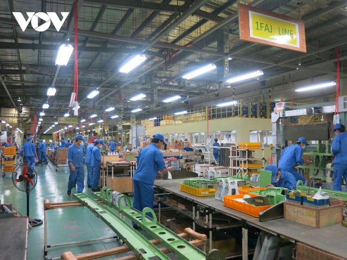 Dấu ấn Chính phủ năm 2021: Sóng dù cả, tay chèo vẫn vững