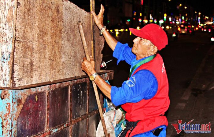 Vợ chồng gần 50 năm gác niềm vui đón Tết, giữ hè phố TP.HCM sạch đẹp