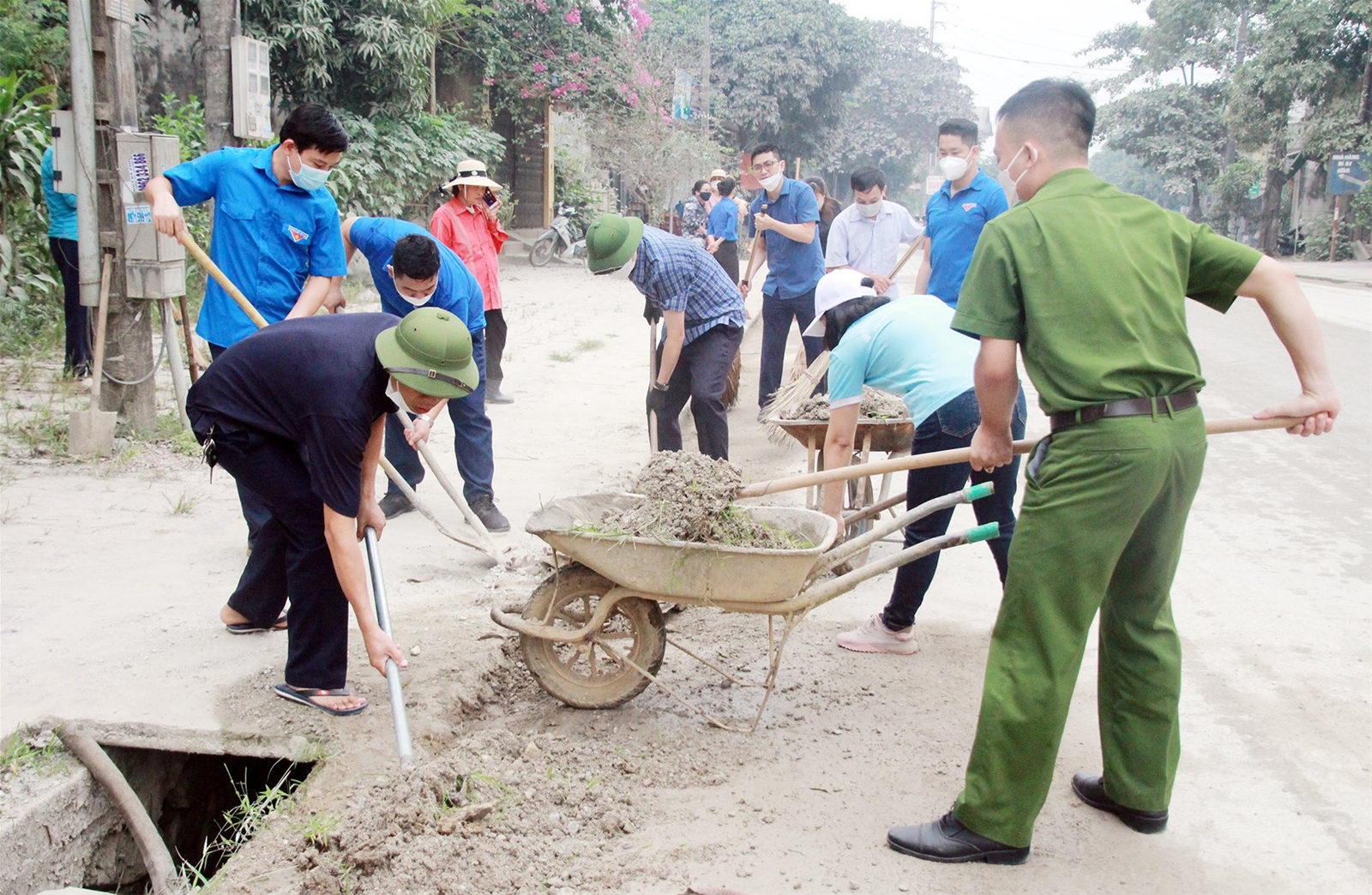 Bí thư Huyện uỷ Yên Bình cùng gần 400 cán bộ, người dân ra quân vệ sinh môi trường