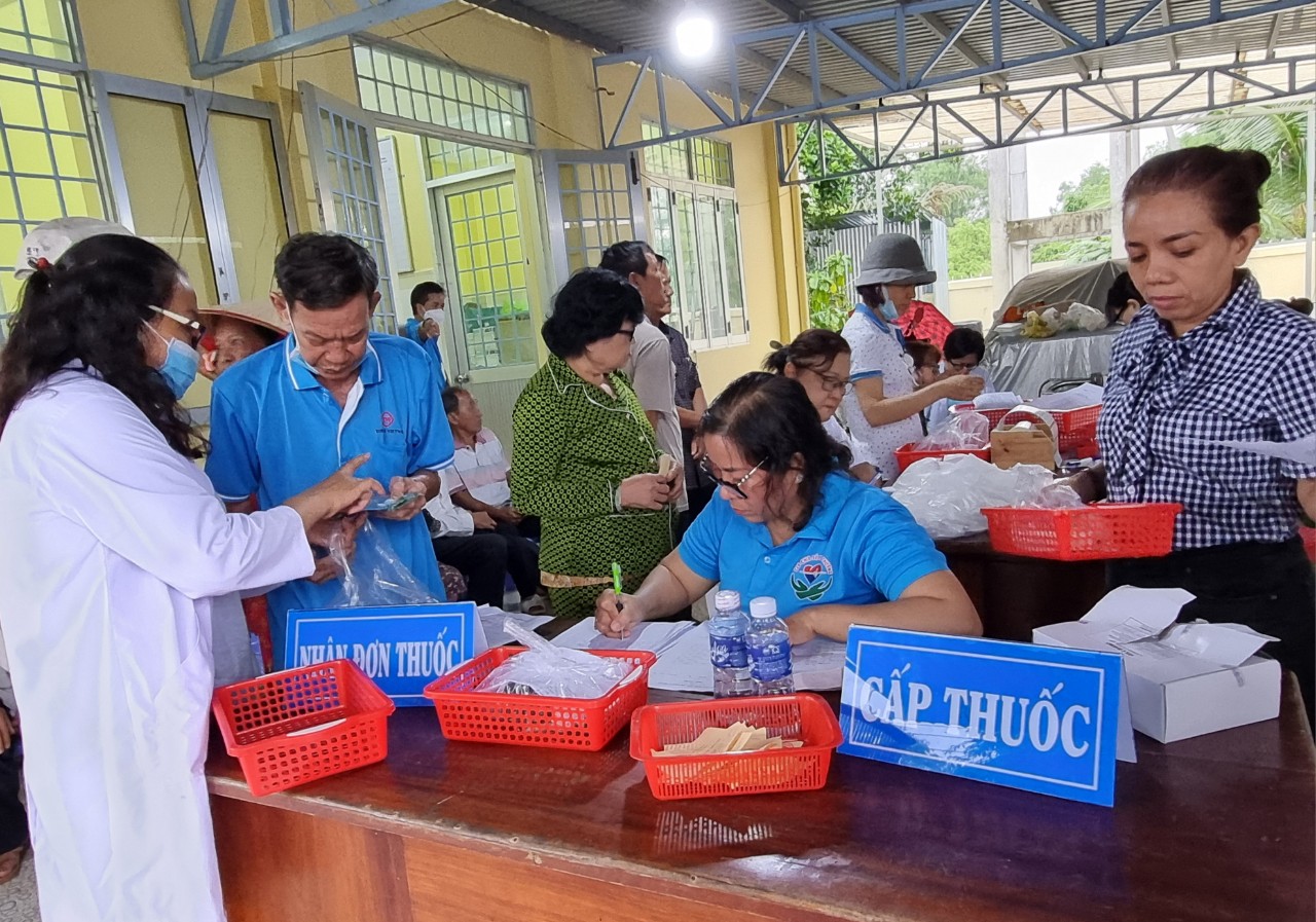 Kiên Giang: Khám sức khoẻ và trao tặng quà cho bà con xã vùng sâu vùng xa nhân Kỷ niệm ngày Thương binh Liệt sĩ