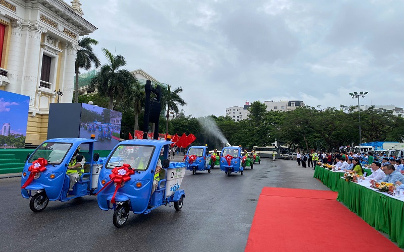 Hà Nội: Ra quân vận hành phương tiện, thiết bị vệ sinh môi trường hiện đại