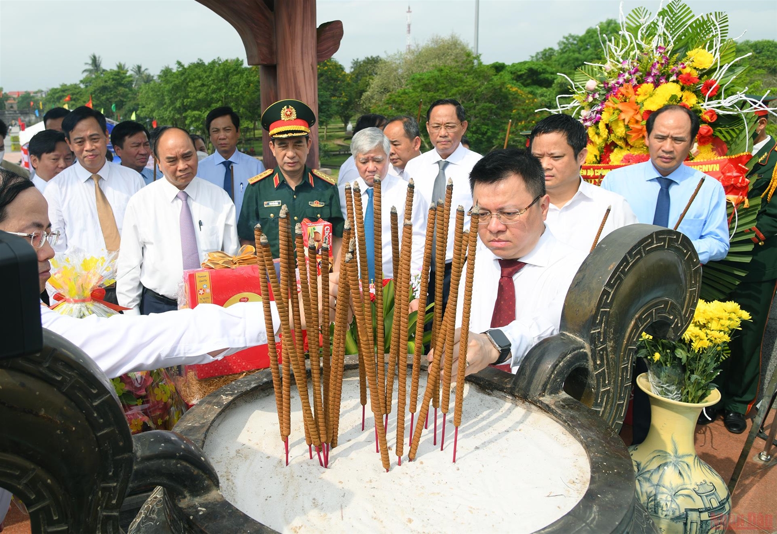 Chủ tịch nước Nguyễn Xuân Phúc dâng hương Thành cổ Quảng Trị và Khu lưu niệm Tổng Bí thư Lê Duẩn