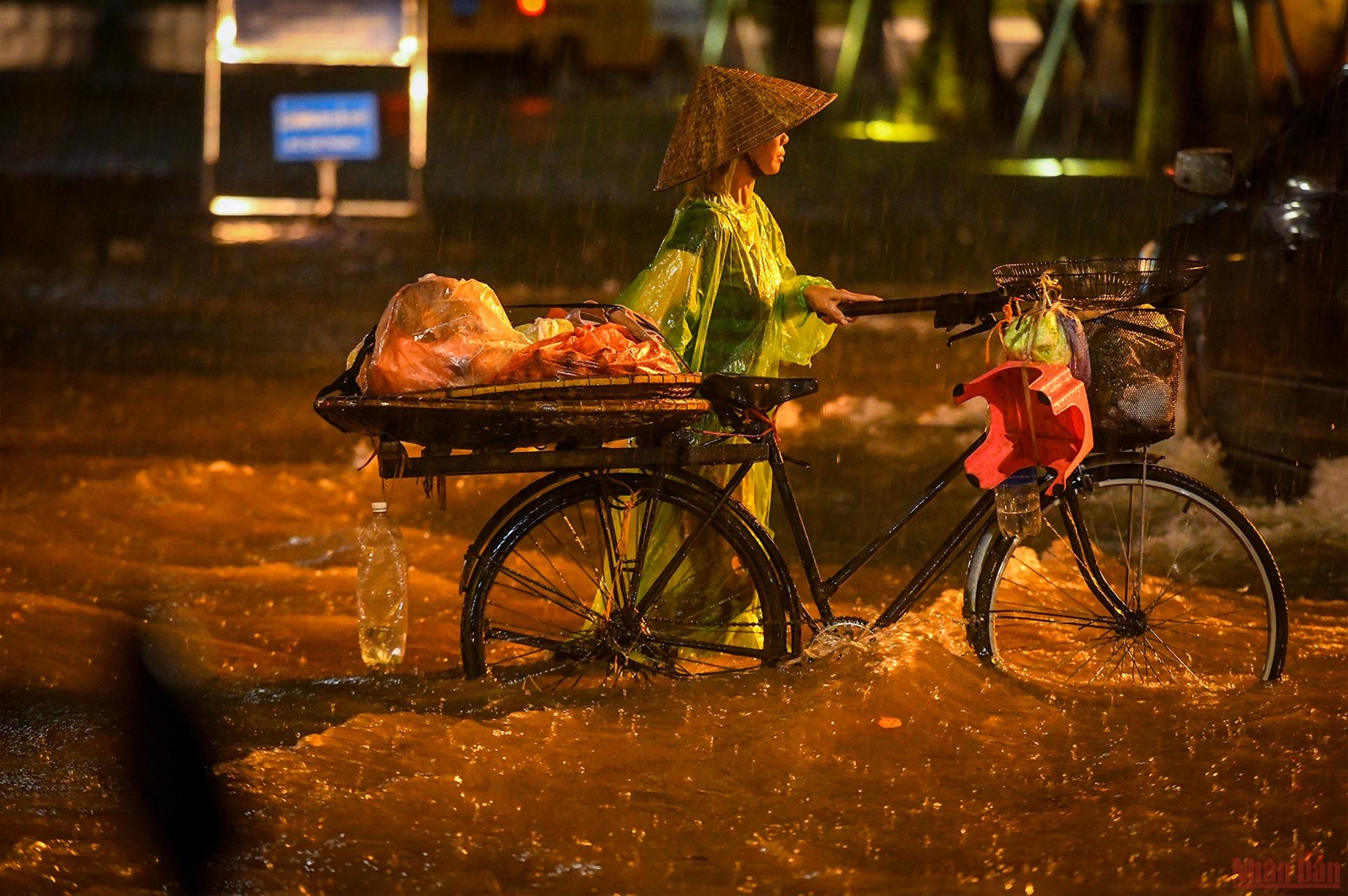 Nhiều tuyến phố ở Hà Nội ngập sâu sau cơn mưa lớn