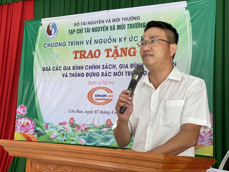 Tạp chí Tài nguyên và Môi trường trao tặng quà cho các gia đình chính sách tại Côn Đảo