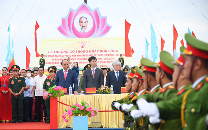 Chủ tịch nước Nguyễn Xuân Phúc dự Lễ Thượng cờ thống nhất non sông