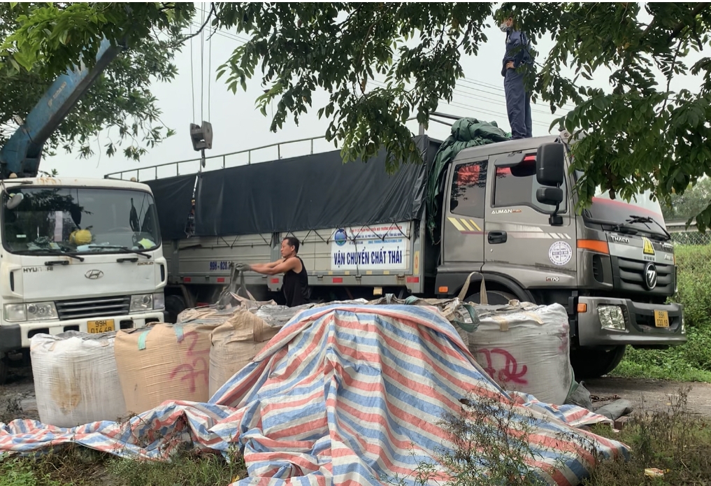 Chặn đứng vụ nghi tẩu tán chất thải nguy hại ra môi trường