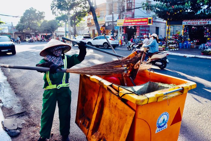 Không để rác ứ đọng trong khu dân cư